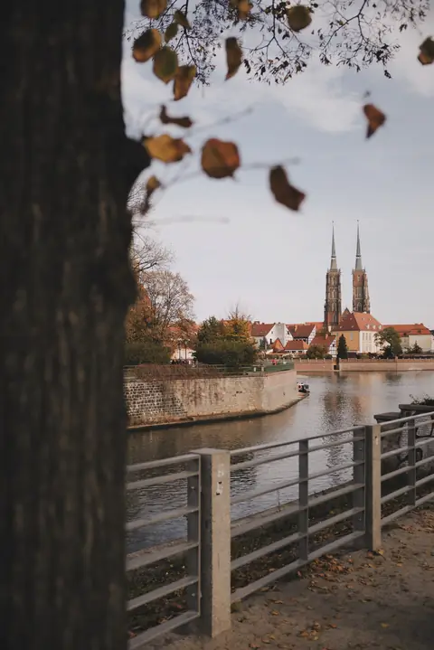 Jesienny widok na Ostrów Tumski we Wrocławiu znad Odry